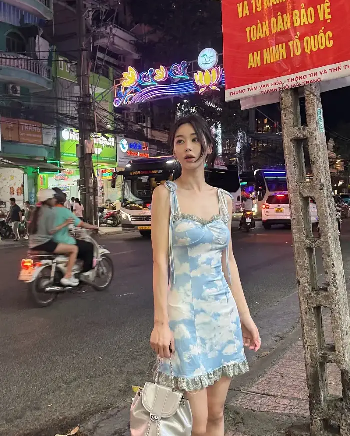 베트남거리에서 하늘빛 원피스녀